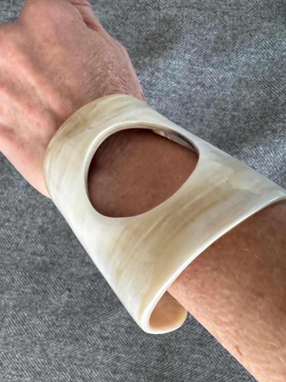 (NWOT) ANKOLE, BUFFALO HORN CUFF IN CREAMY TONES, WITH ARTISTIC ROUND CUTOUT - Picture 4 of 7